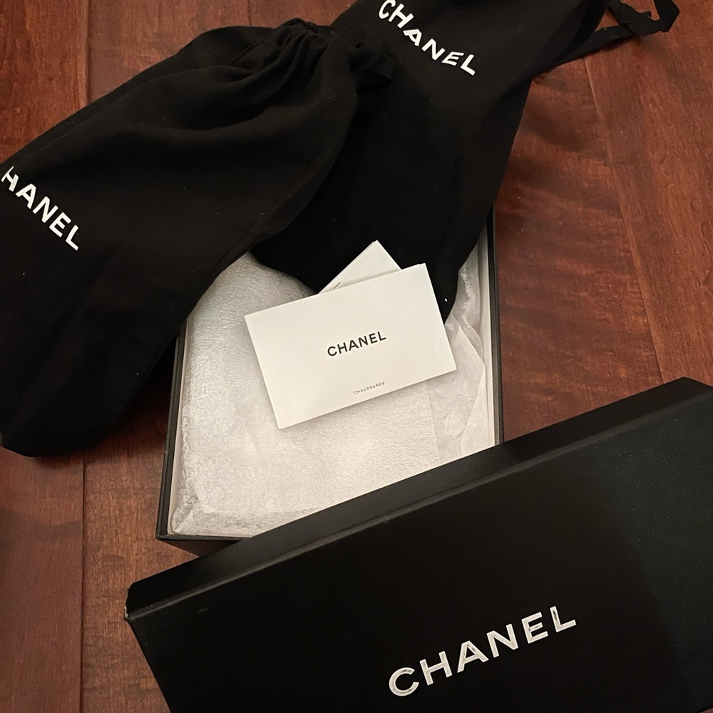 CHANEL Calfskin Espadrilles in beautiful ivory white #Chanel #Espadrilles
